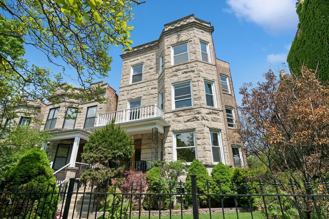 1408 W Belle Plaine Ave in Chicago, IL - Building Photo