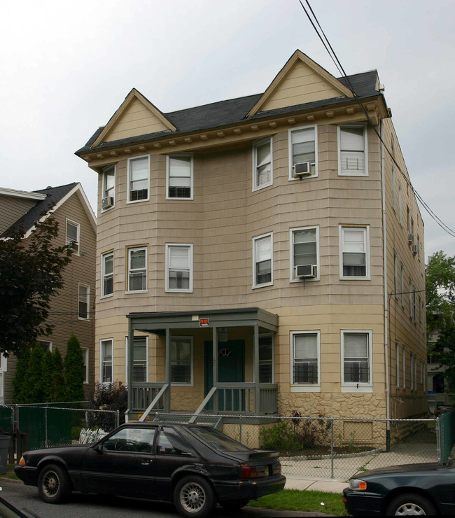 42 Charles St in Bloomfield, NJ - Foto de edificio - Building Photo