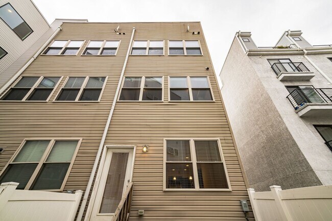 1612 Ogden St in Philadelphia, PA - Building Photo - Building Photo