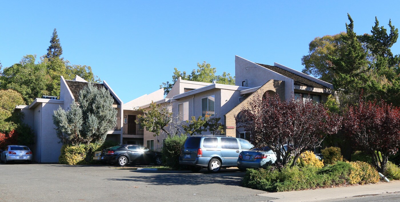 Villanova Apartments in Sacramento, CA - Building Photo