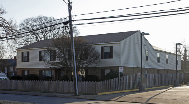 202 N Mallory St in Hampton, VA - Foto de edificio - Building Photo