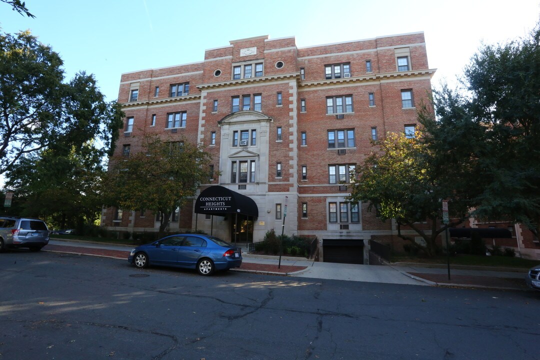 4831 36th St NW in Washington, DC - Building Photo