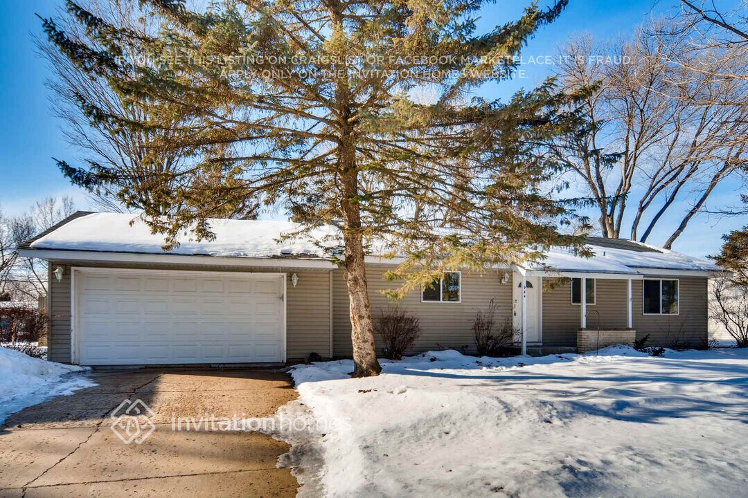 944 Beacon Ln in Apple Valley, MN - Building Photo