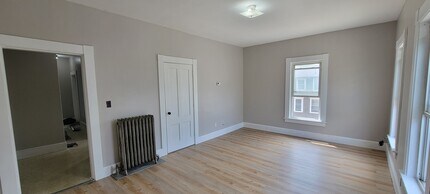 47 Pine St, Unit 47 Pine 2nd Floor Right#7 in Laconia, NH - Building Photo - Building Photo
