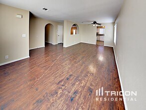 913 Wagon Train Dr in Henderson, NV - Building Photo - Building Photo