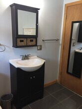 9 Newbury St, Unit Upstairs in Nashua, NH - Building Photo - Building Photo