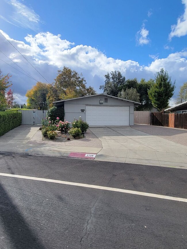 property at 1718 Oakmead Dr