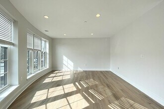 33 New Derby St, Unit 2 in Salem, MA - Foto de edificio - Building Photo