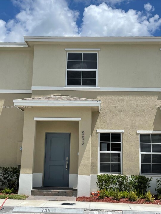 552 NE 4th Ln in Florida City, FL - Building Photo