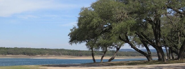 21013 Highland Lake Dr in Lago Vista, TX - Building Photo - Building Photo