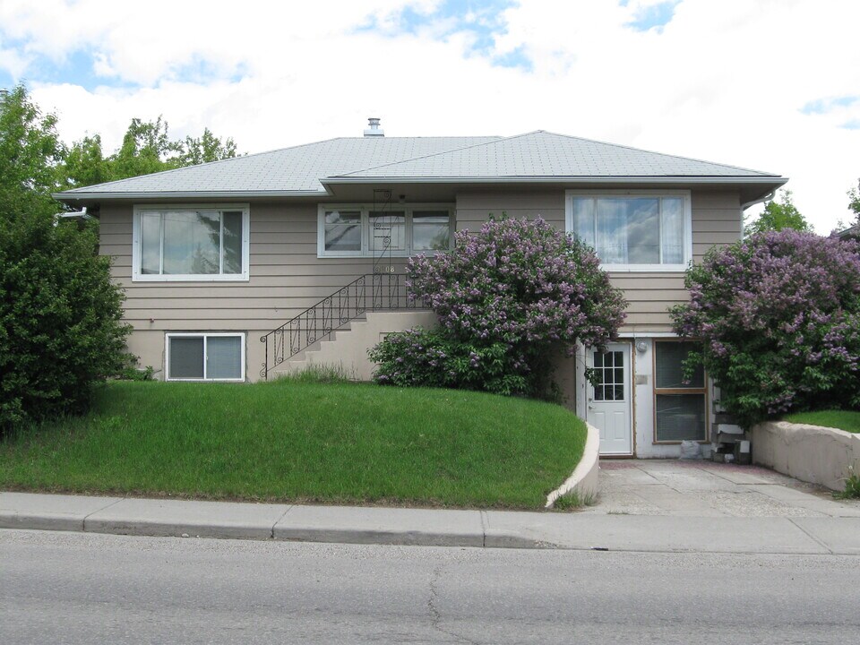 1908 26 Av SW in Calgary, AB - Building Photo