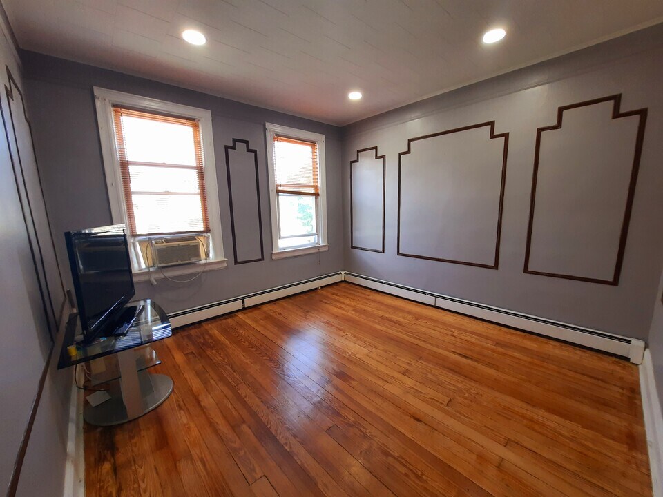 149 W 10th St, Unit 3 in Bayonne, NJ - Building Photo