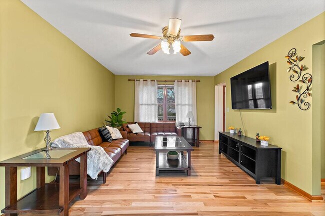 property at 2422 Cedar Crest Dr