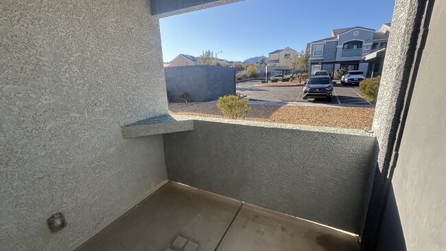 6955 N Durango Dr in Las Vegas, NV - Foto de edificio - Building Photo