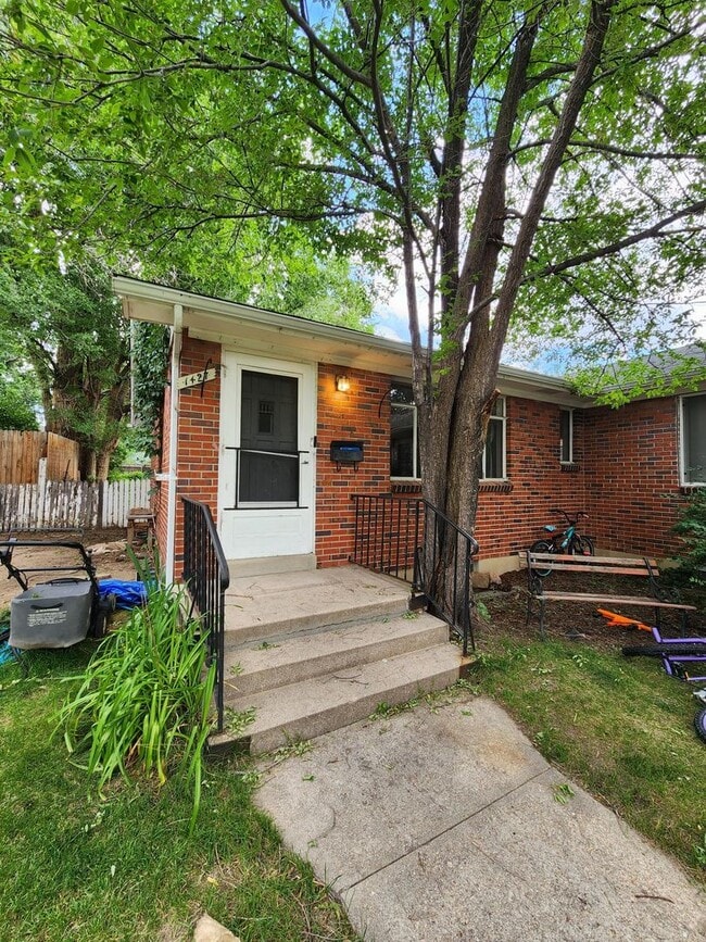 property at 1427 Custer Ave