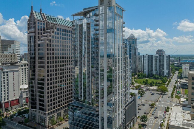 333 W Trade St in Charlotte, NC - Building Photo - Building Photo