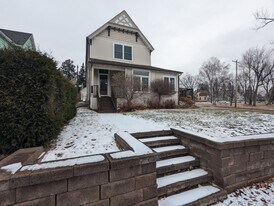 5921 London Rd in Duluth, MN - Building Photo