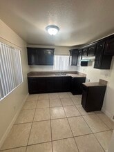 326 E 101st St in Los Angeles, CA - Foto de edificio - Building Photo