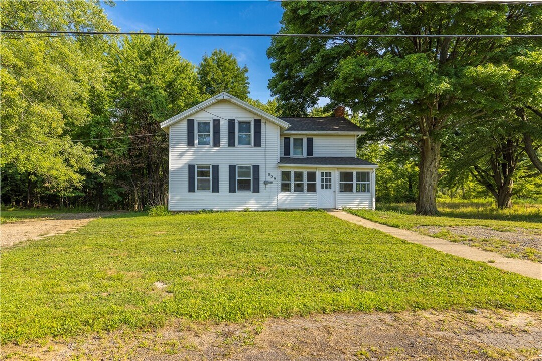 859 Clevenger Rd in Ontario, NY - Building Photo