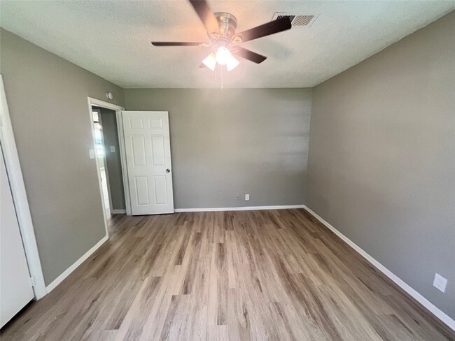 2502 N Houston Dr in La Marque, TX - Building Photo - Building Photo