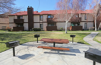 Canyon Creek Apartments in Palmdale, CA - Building Photo - Building Photo