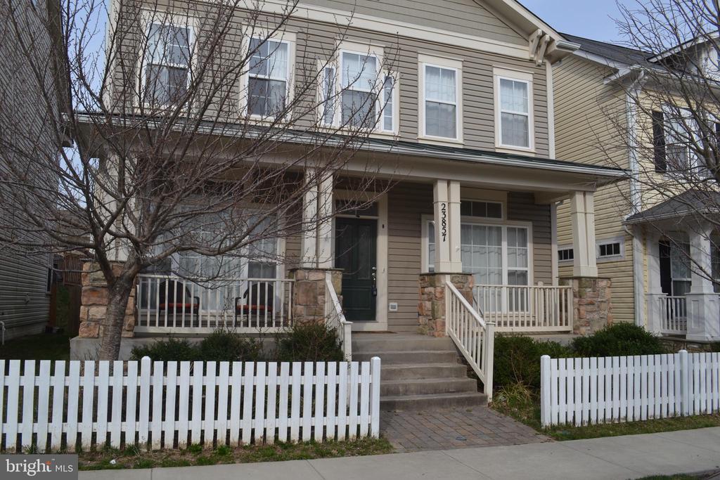 23857 Burdette Forest Rd in Clarksburg, MD - Building Photo