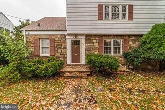 1239 S Oakcrest Rd in Arlington, VA - Building Photo - Building Photo