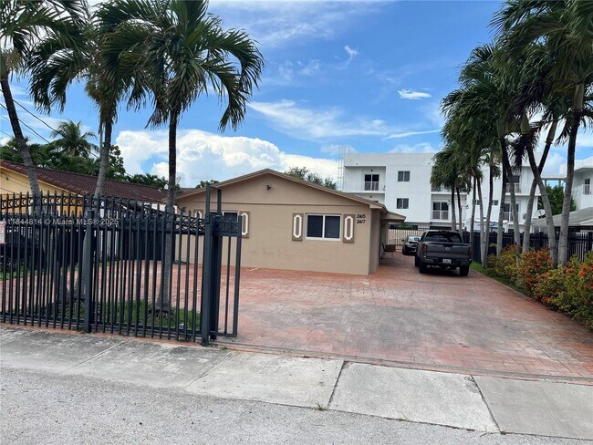 2415 NW 18th Terrace in Miami, FL - Building Photo - Building Photo