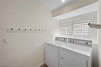 27002 Oakwood Lake Dr in Bonita Springs, FL - Foto de edificio - Building Photo