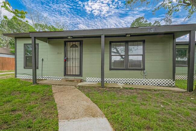 1311 Pershing St in Baytown, TX - Building Photo - Building Photo