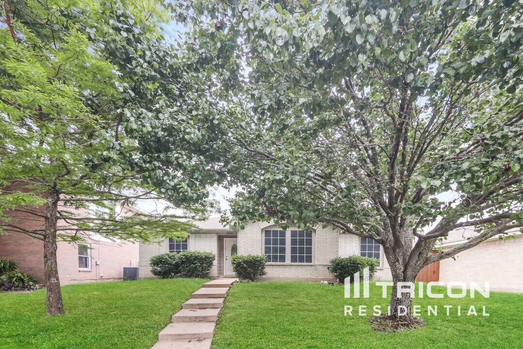 2949 Monticello Ln in Lancaster, TX - Building Photo