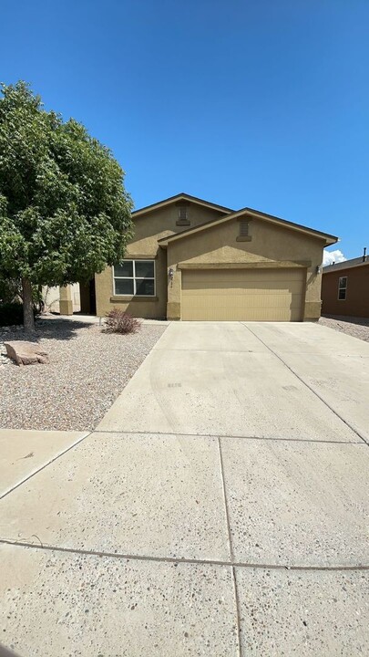 2704 Moon Shadow Dr NE in Rio Rancho, NM - Building Photo