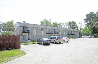 Pine Tree Apartments in Rochester, MI - Foto de edificio - Building Photo