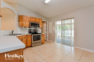 569 N Apache Cir in Deltona, FL - Foto de edificio - Building Photo