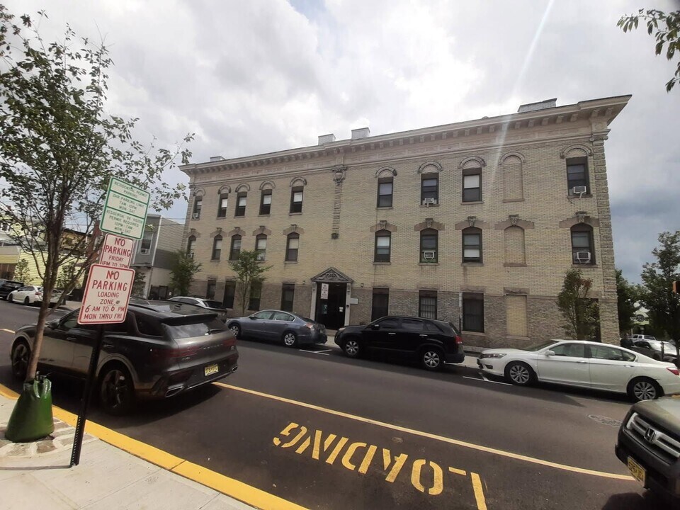 817 10th St in Union City, NJ - Building Photo