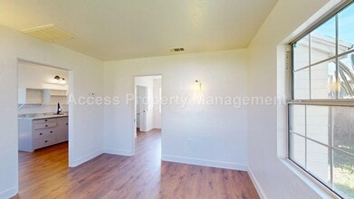 124 Walden St in Modesto, CA - Foto de edificio - Building Photo