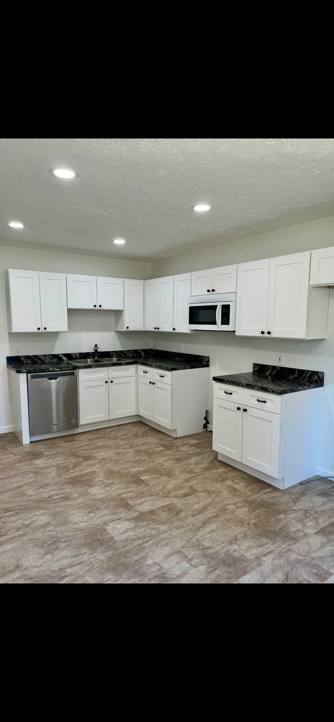 185 Meadows Dr in Painesville, OH - Building Photo - Building Photo