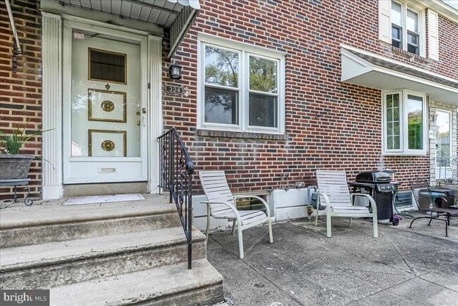 property at 324 W Rively Ave