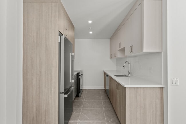 Quartier One West in Pointe-claire, QC - Building Photo - Building Photo