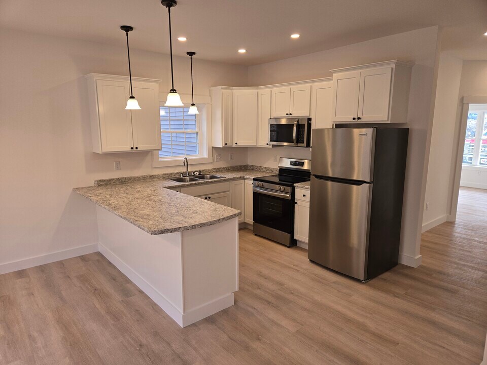 1 Pine Grove Dr in Hampden, ME - Building Photo