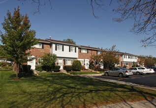 Village Townhouses Cooperative in Lansing, MI - Foto de edificio - Building Photo