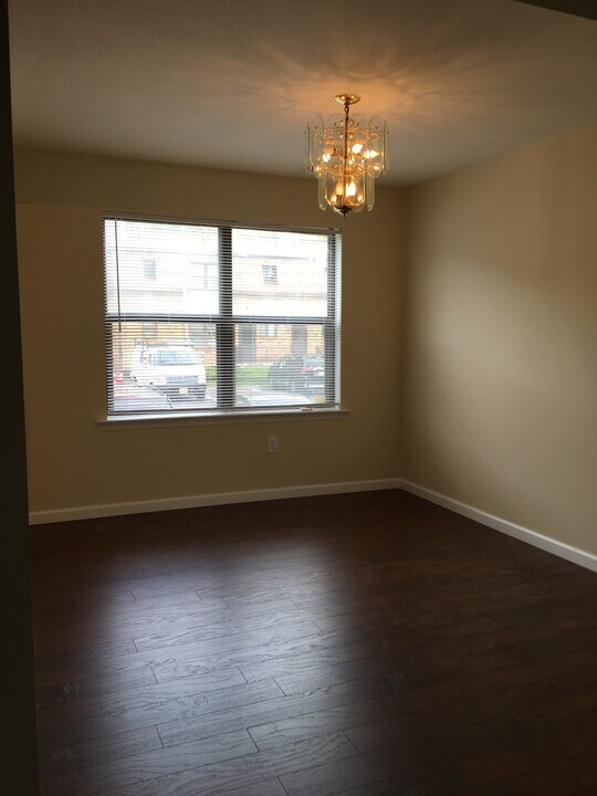 411 N Oaks Blvd, Unit 411 in North Brunswick, NJ - Building Photo