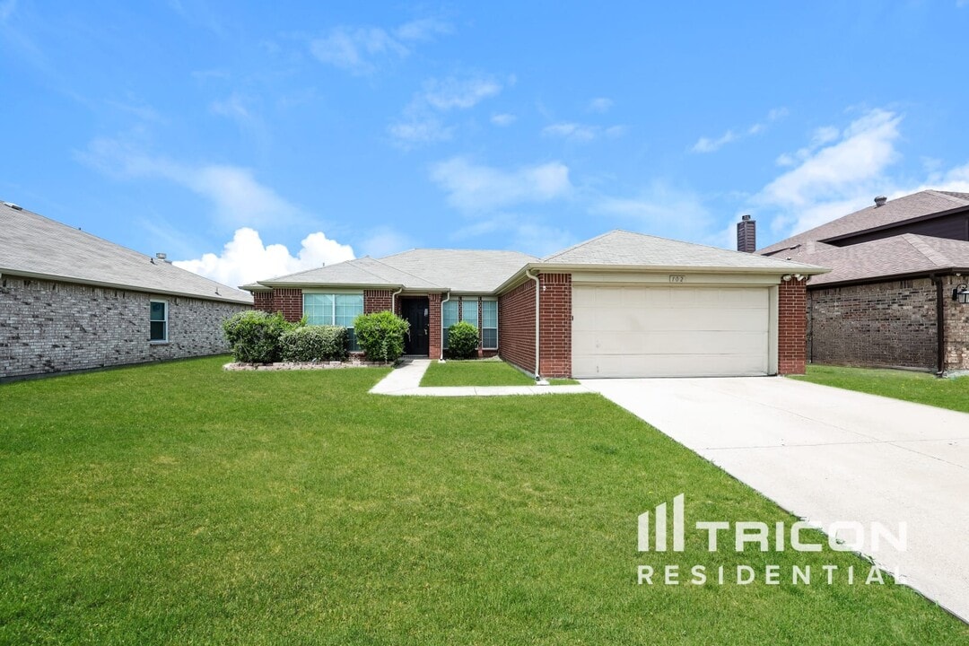 102 Drycreek Dr in Forney, TX - Building Photo
