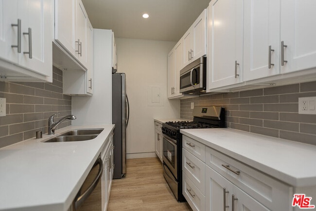 7223 Willoughby Ave in Los Angeles, CA - Building Photo - Building Photo