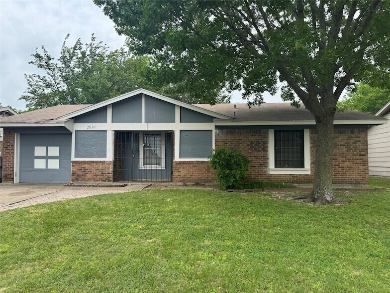 2621 Concord Ln in Lancaster, TX - Building Photo