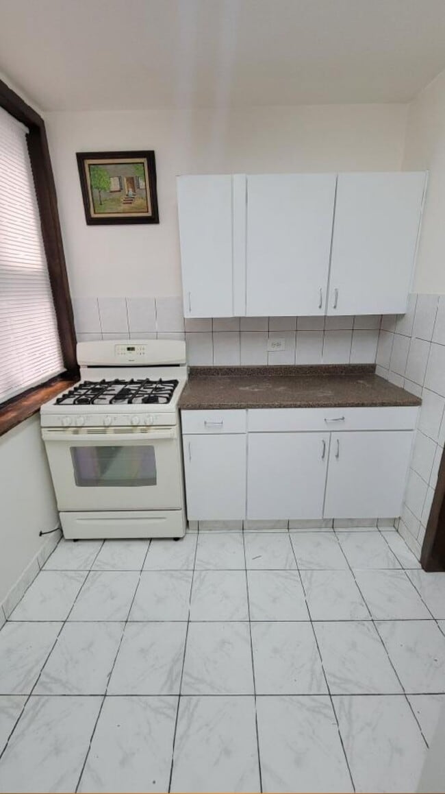 2709 N Laramie Ave, Unit 1W in Chicago, IL - Foto de edificio - Building Photo