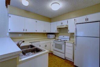 12220 Copper Tree Pvt Ln in Houston, TX - Building Photo - Building Photo