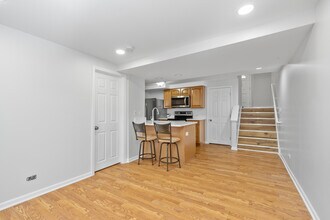 8824 Robin Dr in Des Plaines, IL - Building Photo - Building Photo