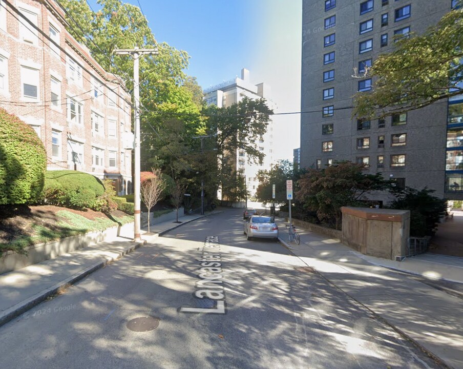 19 Lancaster Ter, Unit 204 in Brookline, MA - Foto de edificio