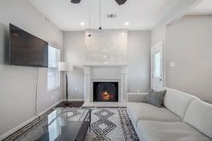 745 W Brooklyn Ave in Dallas, TX - Building Photo